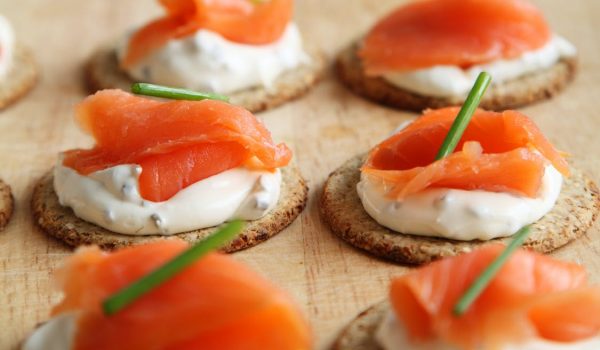 horderves crackers fresh salmon